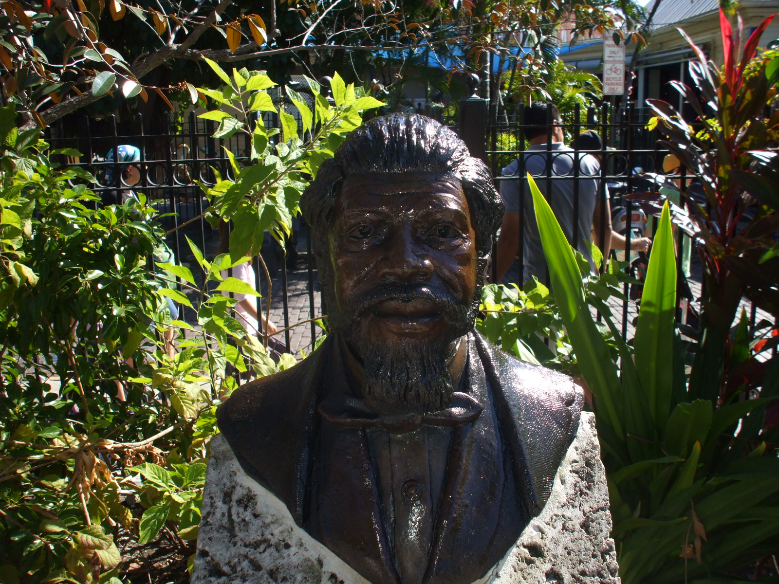A statue of Sandy Cornish in Mallory Square in Key West, Florida (Courtesy of Wikimedia Commons)