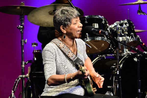R&B musician and 2018 NEA National Heritage Fellow Barbara Lynn performs at the NEA National Heritage Fellowships Concert on Sept. 28. (Photo by Tom Pich)