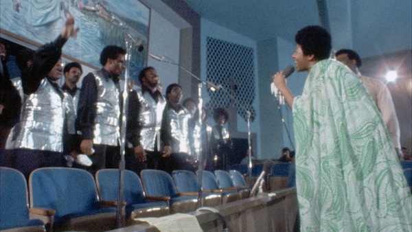 Aretha Franklin performs with the Southern California Community Choir in "Amazing Grace," a film documenting her 1972 live album of the same name. (Courtesy of NEON)