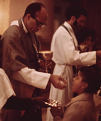Rev. George. H. Clements gives Holy Communion in Chicago in 1973. (Courtesy of Wikimedia Commons)