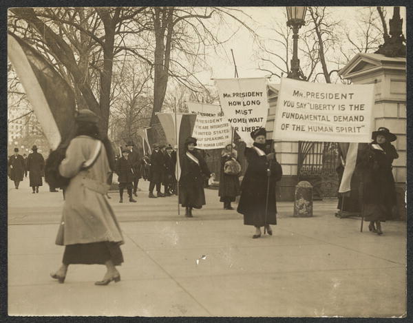 Suffragists protest at the White House. (University of Washington Photo Archives)