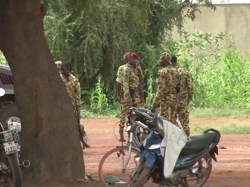 **FILE** Soldiers of Regiment of Presidential Security in Ouagadougou during the 2015 Burkinabé coup d'état. (VOA via Wikimedia Commons)