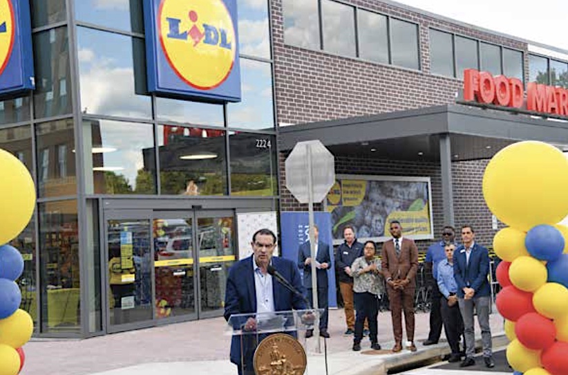 D.C. Council member Vincent Gray (D-Ward 7) speaks in front of the newly opened Lidl in Southeast. (Anthony Tilghman/The Washington Informer)