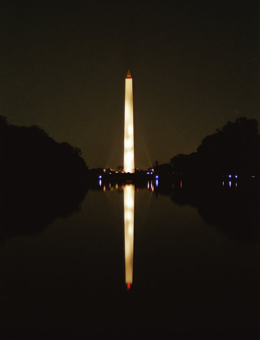 the washington monument illuminated at night