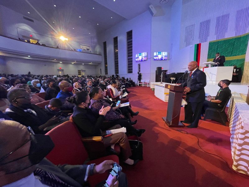 Dr. Willie Jolley offers a motivational speech. (Roy Lewis/The Washington Informer)